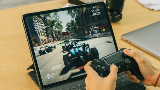 我拿PS4手柄连上iPad，就像买了一台新游戏主机