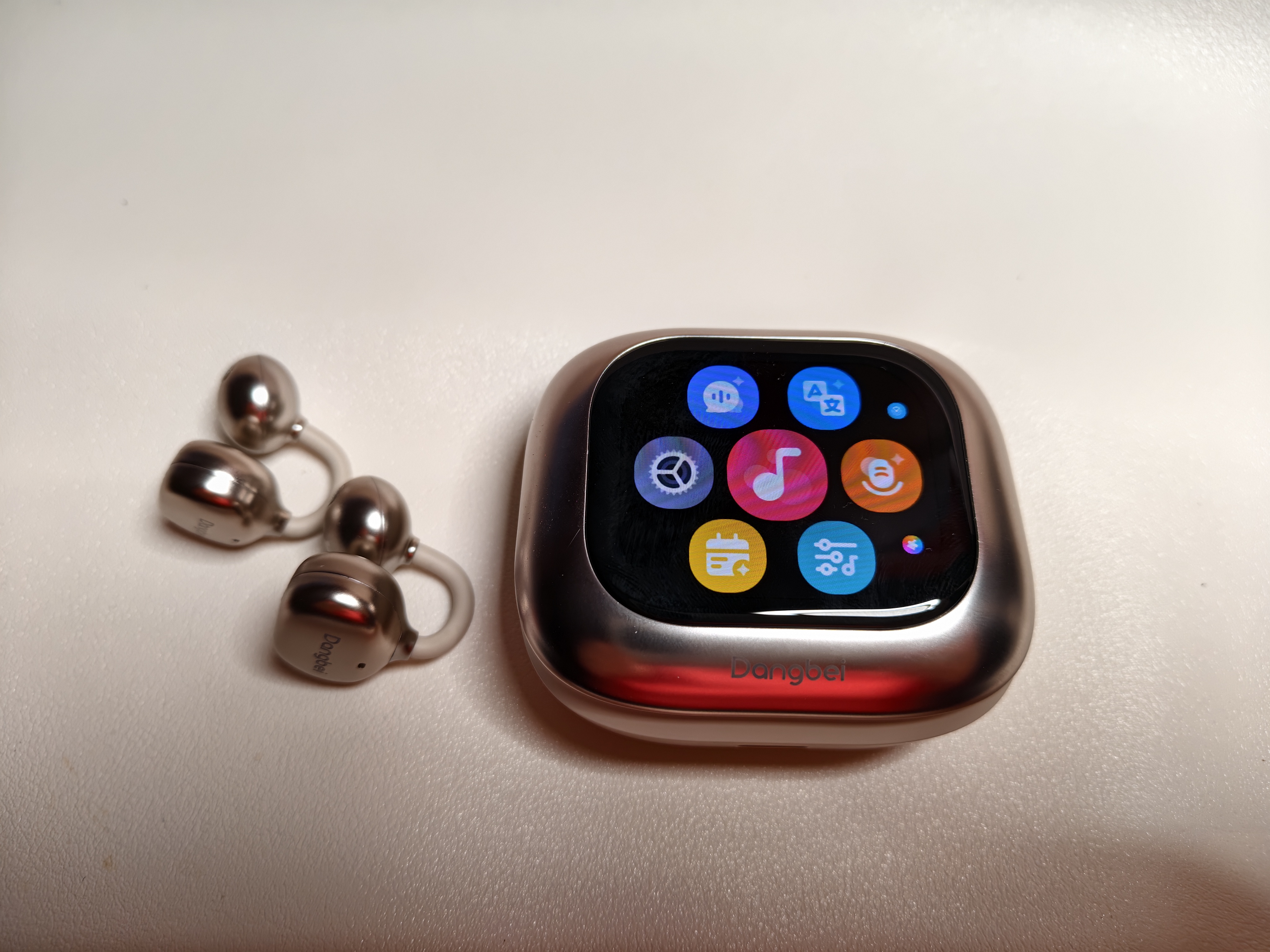 新年「不将就」清单：当贝Air1耳夹耳机，自媒体人的创作搭子