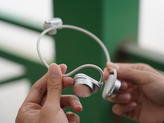 我拒绝了骨传导,却无法拒绝这个弱水时砂SpeakFeel耳挂式智能音箱