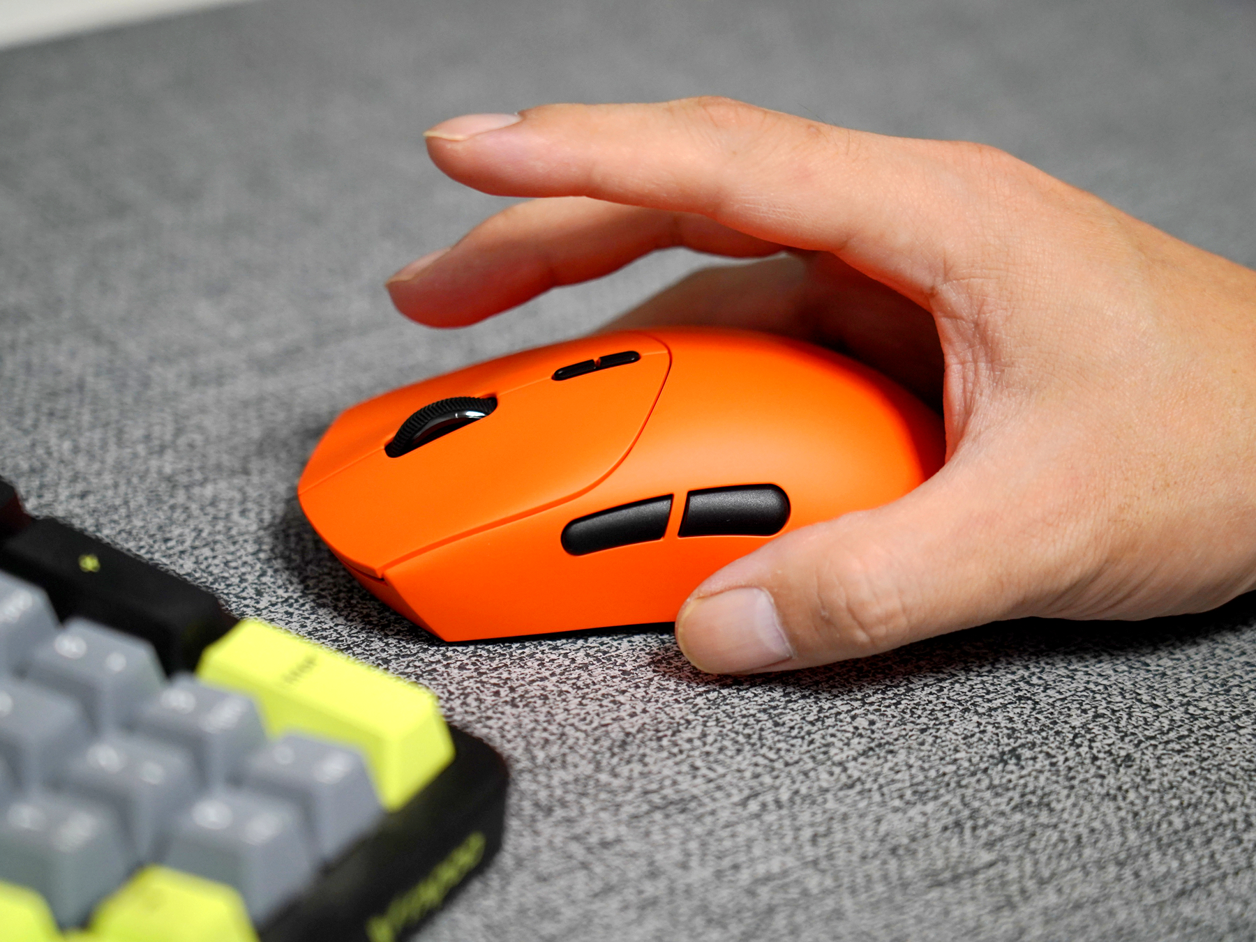 从“智能”回归“本能”：雷柏VT7焰影橙二代双8K版鼠标深度体验报告